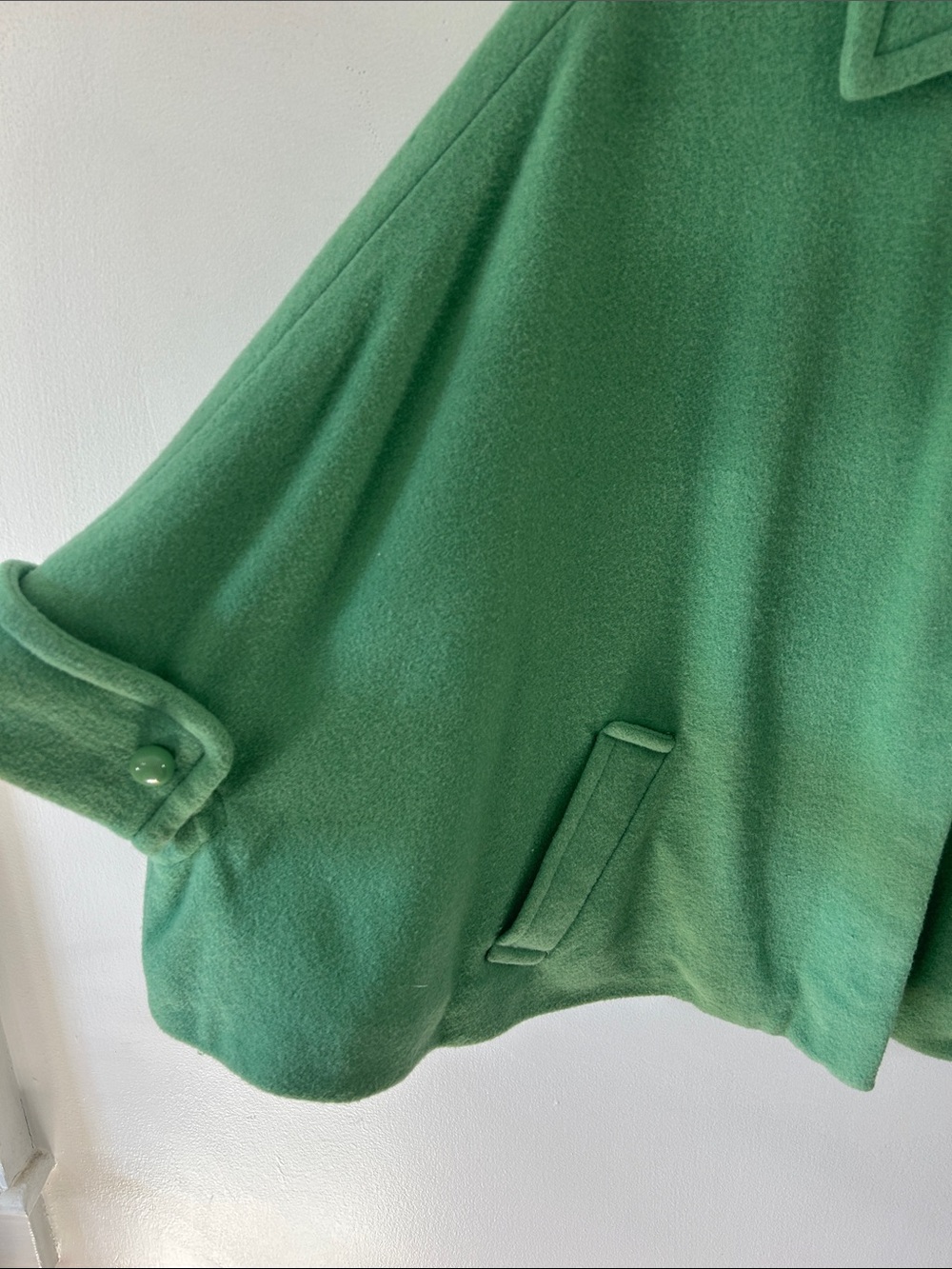 CAbi Wool Blend Cape #168 Green Size S/M 50’s Inspired with Polka Dot Lining - Picture 4 of 15